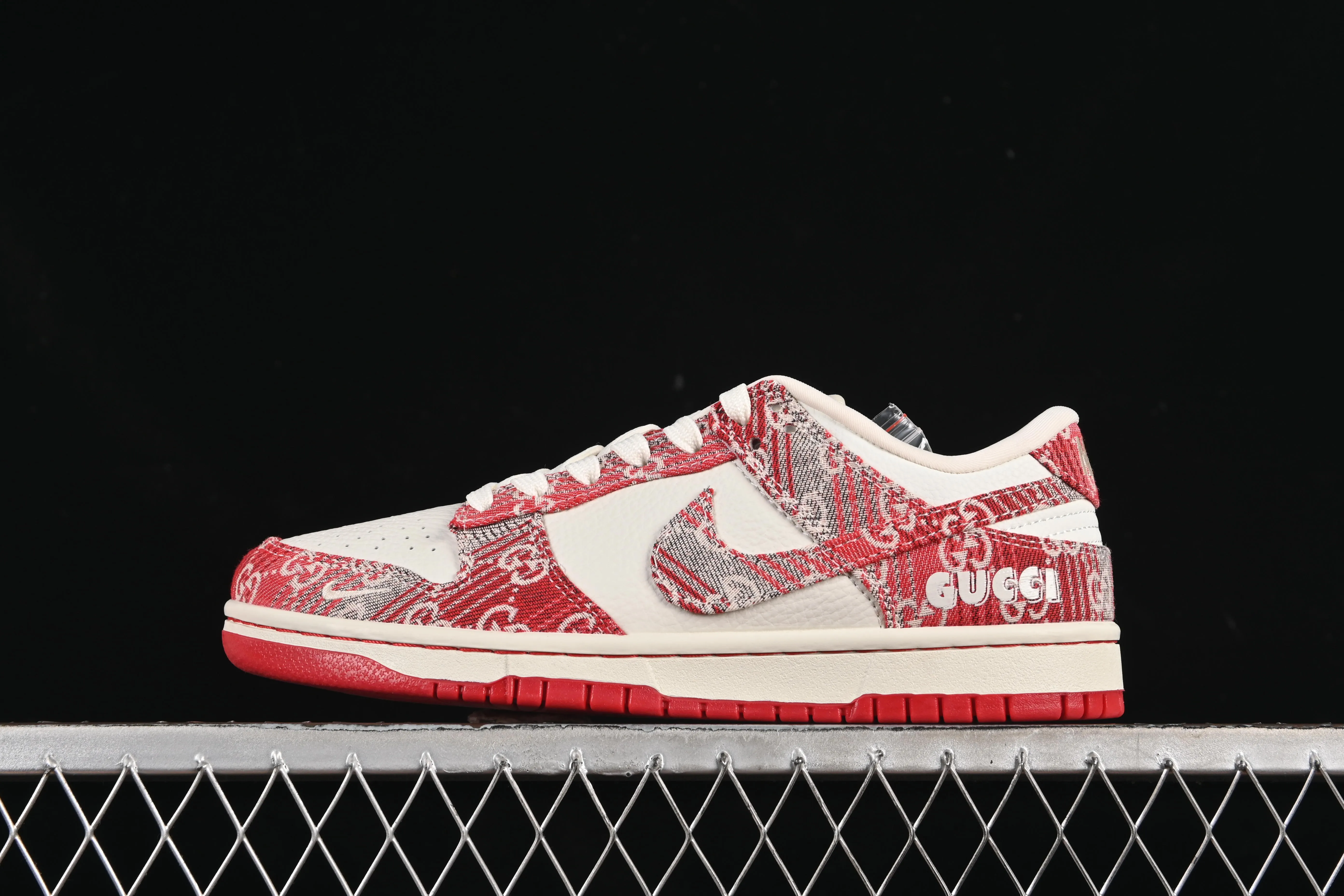 All categories Nk SB Dunk Series Nk SB Dunk Low High-end customized low-top sneakers Nike SB Dunk Low Gucci co-branded Gray and red denim Anniversary high-end customized low-top casual sneakers SC9207-417